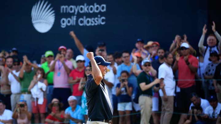 PLAYA DEL CARMEN, MEXICO – NOVEMBER 11: Matt Kuchar of the United States celebrates on the 18th green after winning during the final round of the Mayakoba Golf Classic at El Camaleon Mayakoba Golf Course on November 11, 2018 in Playa del Carmen, Mexico. (Photo by Cliff Hawkins/Getty Images)