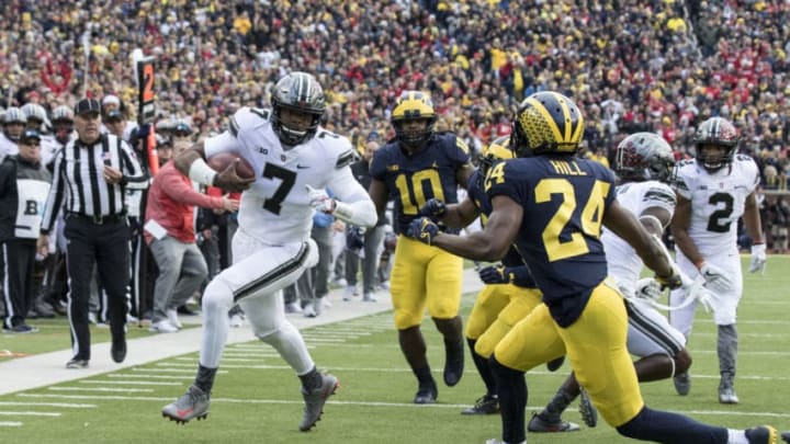 ANN ARBOR, MI – NOVEMBER 25: Quarterback Dwayne Haskins #7 of the Ohio State Buckeyes runs with the ball during the game between the Michigan Wolverines and the Ohio State Buckeyes at Michigan Stadium in Ann Arbor, Michigan on November 25, 2017. Ohio State Buckeyes won 31-20. (Photo by Icon Sportswire)