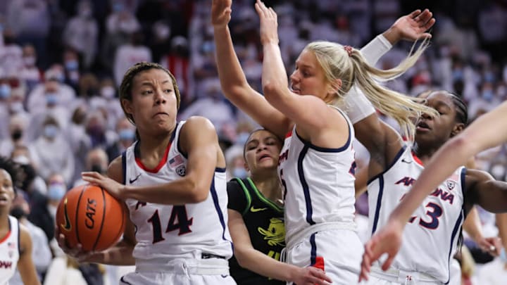 TUCSON, ARIZONA - FEBRUARY 04: Forward Sam Thomas #14 of the Arizona Wildcats looks for an open teammate against guard Endyia Rogers #4 of the Oregon Ducks during the NCAAW game at McKale Center on February 04, 2022 in Tucson, Arizona. (Photo by Rebecca Noble/Getty Images)