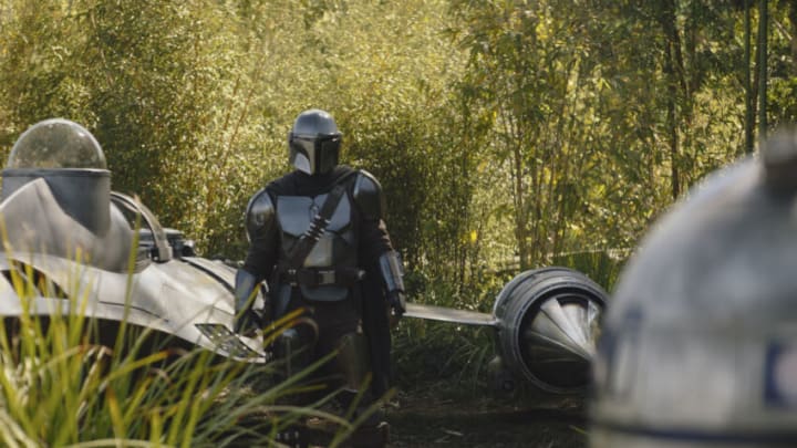 The Mandalorian (Pedro Pascal) and R2-D2 in Lucasfilm's THE BOOK OF BOBA FETT, exclusively on Disney+. © 2022 Lucasfilm Ltd. & ™. All Rights Reserved.