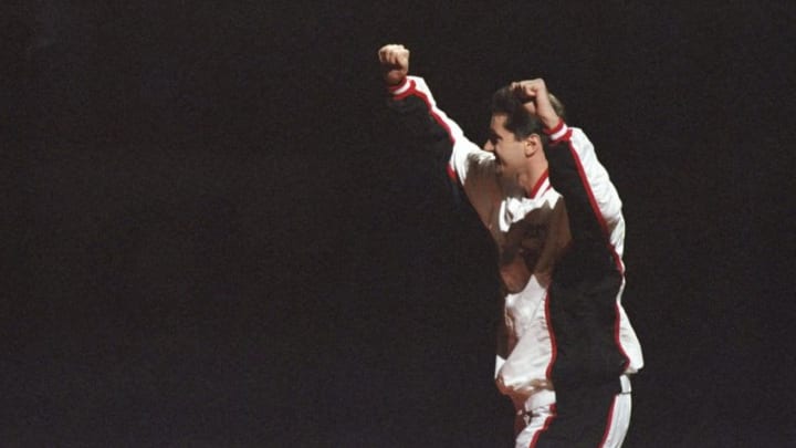 1 Nov 1997: Forward Toni Kukoc of the Chicago Bulls raises his arms into the air during the presentation of championship rings prior to a game against the Philadelphia 76ers at the United Center in Chicago, Illinois. The Bulls won the game 94-74. Mandat