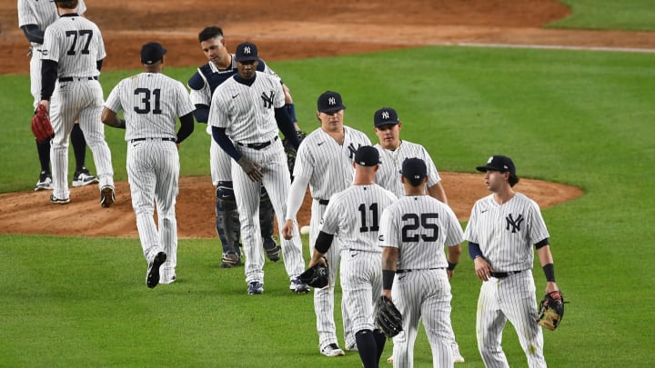 The New York Yankees celebrate after winning 10-7 during the 9th inning (Photo by Sarah Stier/Getty Images)