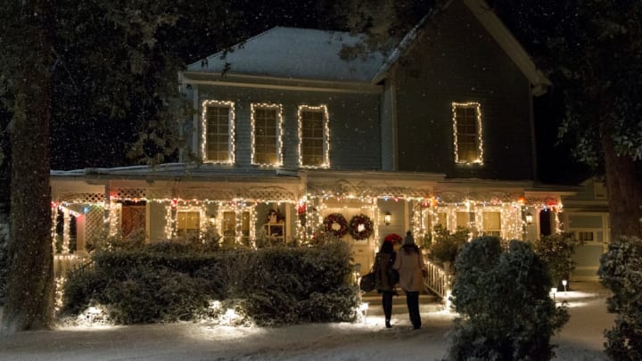 Alexis Bledel and Lauren Graham in Gilmore Girls: A Year in the Life (2016).