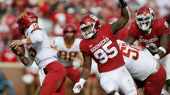 Oklahoma’s Isaiah Thomas (95) chases after Iowa State’s Brock Purdy (15) during a college football game between the University of Oklahoma Sooners (OU) and the Iowa State Cyclones at Gaylord Family-Oklahoma Memorial Stadium in Norman, Okla., Saturday, Nov. 20, 2021. Oklahoma won 28-21.Ou Vs Iowa State Football