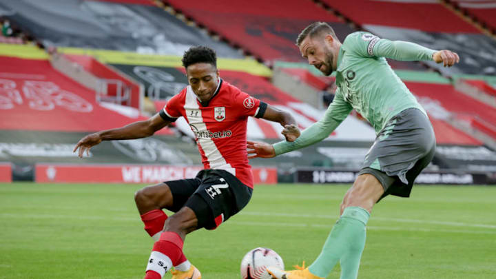 SOUTHAMPTON, ENGLAND - OCTOBER 25: Kyle Walker-Peters of Southampton and Gylfi Sigurdsson of Everton during the Premier League match between Southampton and Everton at St Mary's Stadium on October 25, 2020 in Southampton, England. Sporting stadiums around the UK remain under strict restrictions due to the Coronavirus Pandemic as Government social distancing laws prohibit fans inside venues resulting in games being played behind closed doors. (Photo by Robin Jones/Getty Images)