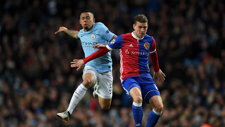 MANCHESTER, ENGLAND - MARCH 07: Fabian Frei of FC Basel holds off pressure from Gabriel Jesus of Manchester City during the UEFA Champions League Round of 16 Second Leg match between Manchester City and FC Basel at Etihad Stadium on March 7, 2018 in Manchester, United Kingdom. (Photo by Shaun Botterill/Getty Images)