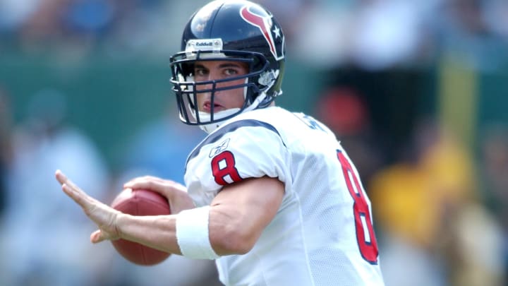 PHILADELPHIA, PA – SEPTEMBER 29: David Carr #8 of the Houston Texans looks to throw a pass during a NFL football game against the Philadelphia Eagles on September 29, 2002 at Veterans Stadium in Philadelphia, Pennsylvania. (Photo by Mitchell Layton/Getty Images)