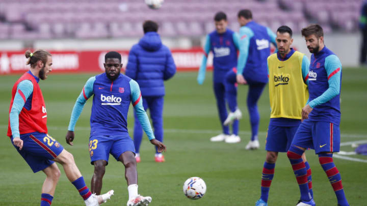 Oscar Mingueza of FC Barcelona warms up. (Photo by Eric Alonso/Getty Images)