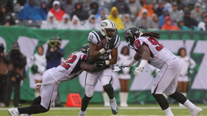 EAST RUTHERFORD, NJ - OCTOBER 29: Running back Matt Forte #22 of the New York Jets runs the ball against strong safety Keanu Neal #22 and defensive end Adrian Clayborn #99 of the Atlanta Falcons during the first half of the game at MetLife Stadium on October 29, 2017 in East Rutherford, New Jersey. (Photo by Ed Mulholland/Getty Images)