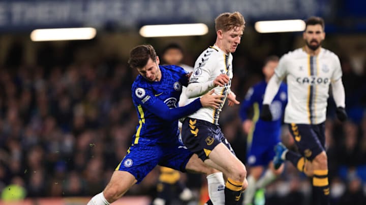 LONDON, ENGLAND - DECEMBER 16: Mason Mount of Chelsea in action with Anthony Gordon of Everton during the Premier League match between Chelsea and Everton at Stamford Bridge on December 16, 2021 in London, England. (Photo by Marc Atkins/Getty Images)