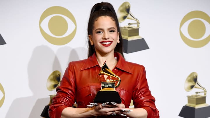 Rosalía luciendo uno de los premios Grammy que ganó Rosalía luciendo uno de los premios Grammy que ganó