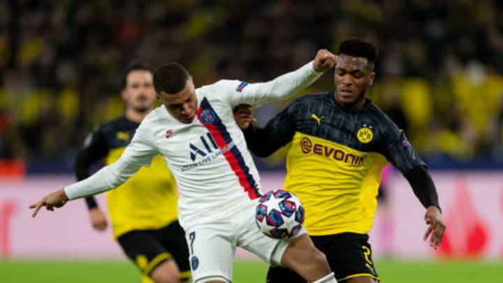 DORTMUND, GERMANY – FEBRUARY 18: (BILD ZEITUNG OUT) Kylian Mbappe and Dan-Axel Zagadou battle for the ball during the UEFA Champions League round of 16 first leg match between Borussia Dortmund and Paris Saint-Germain at Signal Iduna Park on February 18, 2020 in Dortmund, Germany. (Photo by DeFodi Images via Getty Images)