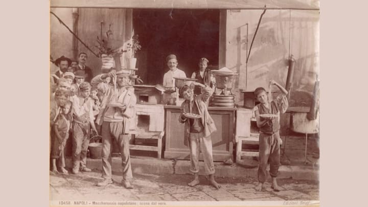 A pasta vendor in Naples during the late 19th or early 20th century.