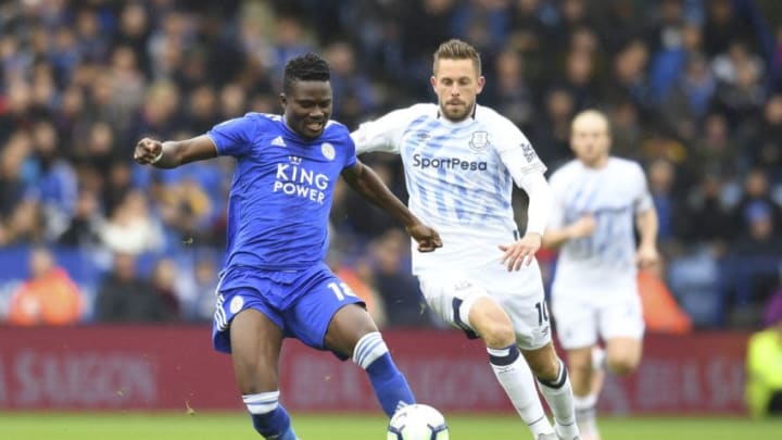 LEICESTER, ENGLAND - OCTOBER 06: Gylfi Sigurosson of Everton in action with Daniel Armarty of Leicester during the Premier League match between Leicester City and Everton FC at The King Power Stadium on October 6, 2018 in Leicester, United Kingdom. (Photo by Michael Regan/Getty Images)