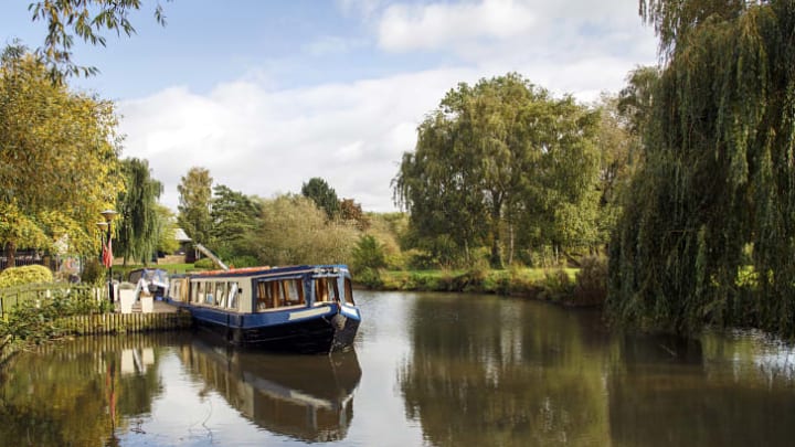A narrowboat is moored near Stratford-upon-Avon in the UK.