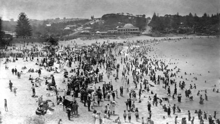 Coogee Beach circa 1905. The Coogee Aquarium is visible in the background.
