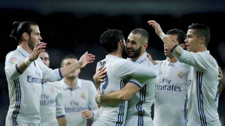 MADRID, SPAIN - OCTOBER 23: Karim Benzema of Real Madrid CF celebrates scoring their opening goal with teammates during the La Liga match between Real Madrid CF and Athletic Club de Bilbao at Estadio Santiago Bernabeu on October 23, 2016 in Madrid, Spain. (Photo by Gonzalo Arroyo Moreno/Getty Images)