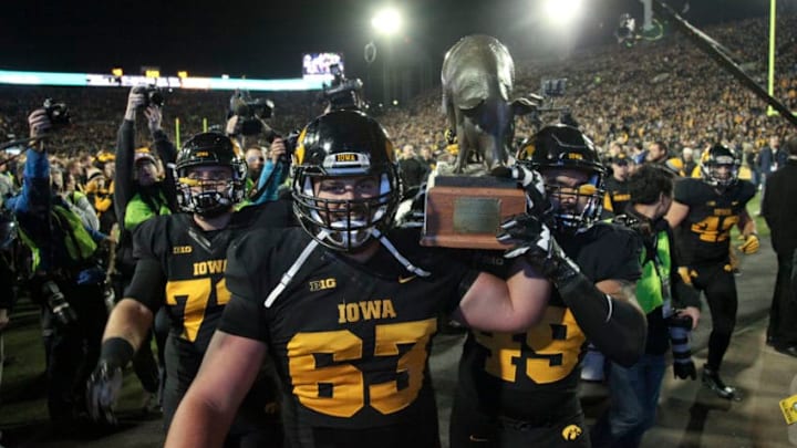 IOWA CITY, IA - NOVEMBER 14: Offensive lineman Austin Blythe