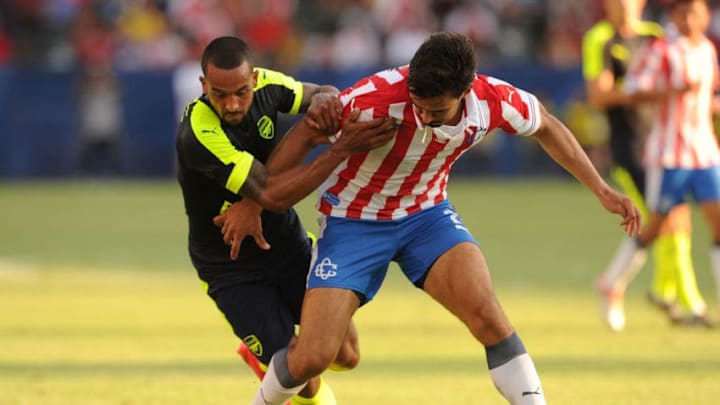 CARSON, CA - JULY 31: Theo Walcott of Arsenal takes on Oswaldo Alanis of CD Guadalajara during the match between Arsenal and CD Guadalajara at StubHub Center on July 31, 2016 in Carson, California. (Photo by David Price/Arsenal FC via Getty Images)