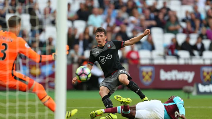 STRATFORD, ENGLAND - SEPTEMBER 25: Pierre-Emile Hojbjerg of Southampton shoots during the Premier League match between West Ham United and Southampton at London Stadium on September 25, 2016 in Stratford, England. (Photo by Catherine Ivill - AMA/Getty Images)