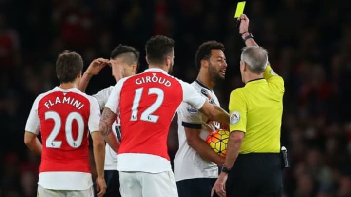 LONDON, ENGLAND - NOVEMBER 08: Referee Martin Atkinson shows a yellow card to Mousa Dembele of Tottenham Hotspur during the Barclays Premier League match between Arsenal and Tottenham Hotspur at Emirates Stadium on November 8, 2015 in London, England. (Photo by Catherine Ivill - AMA/Getty Images)