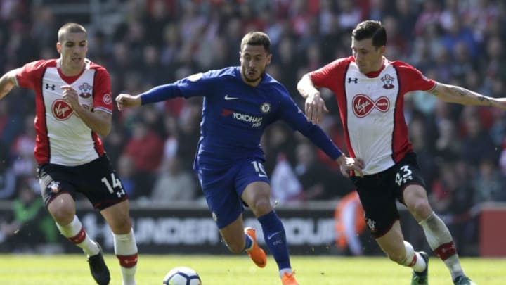 SOUTHAMPTON, ENGLAND - APRIL 14: Eden Hazard of Chelsea runs with the ball under pressure from Oriol Romeu of Southampton and Pierre-Emile Hojbjerg of Southampton during the Premier League match between Southampton and Chelsea at St Mary's Stadium on April 14, 2018 in Southampton, England. (Photo by Henry Browne/Getty Images)