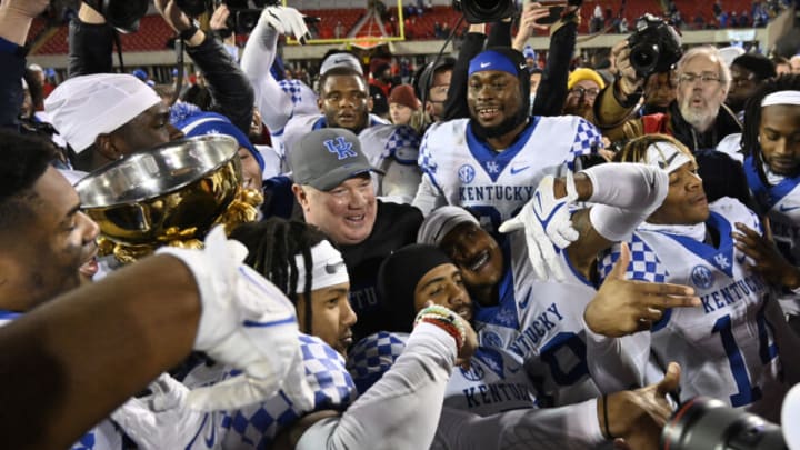 Kentucky Wildcats head coach Mark Stoops and Kentucky celebrate (Credit: Jamie Rhodes-USA TODAY Sports)