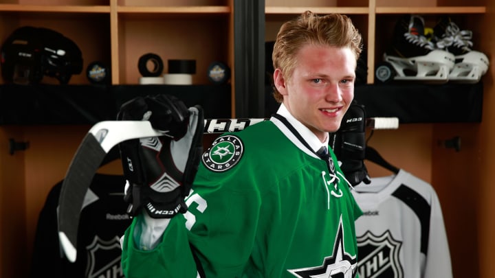 BUFFALO, NY – JUNE 24: Riley Tufte, selected 25th overall by the Dallas Stars, poses for a portrait during round one of the 2016 NHL Draft at First Niagara Center on June 24, 2016 in Buffalo, New York. (Photo by Jeff Vinnick/NHLI via Getty Images)