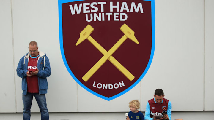 LONDON, ENGLAND - AUGUST 18: West Ham fans including a youngster eating an Ice cream during the Premier League match between West Ham United and AFC Bournemouth at London Stadium on August 18, 2018 in London, United Kingdom. (Photo by Marc Atkins/Getty Images)