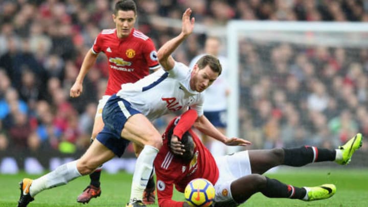 MANCHESTER, UNITED KINGDOM – OCTOBER 28: Jan Vertonghen of Tottenham Hotspur and Romelu Lukaku of Manchester United battle for possession during the Premier League match between Manchester United and Tottenham Hotspur at Old Trafford on October 28, 2017 in Manchester, England. (Photo by Michael Regan/Getty Images)