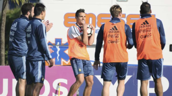 EZEIZA, ARGENTINA – MAY 24: Erik Lamela hods the ball during a training session at Argentine Football Association (AFA) ‘Julio Humberto Grondona’ training camp on May 24, 2015 in Ezeiza, Argentina. Argentina will face Honduras on May 27, 2015. (Photo by Amilcar Orfali/LatinContent/Getty Images)