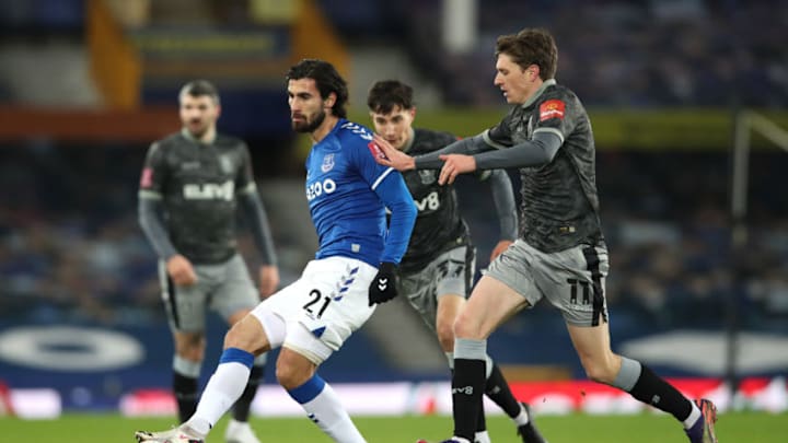 LIVERPOOL, ENGLAND - JANUARY 24: André Gomes of Everton battles for possession with Adam Reach of Sheffield Wednesday during the Emirates FA Cup Fourth Round match between Everton and Sheffield Wednesday at Goodison Park on January 24, 2021 in Liverpool, England. Sporting stadiums around the UK remain under strict restrictions due to the Coronavirus Pandemic as Government social distancing laws prohibit fans inside venues resulting in games being played behind closed doors. (Photo by Clive Brunskill/Getty Images)