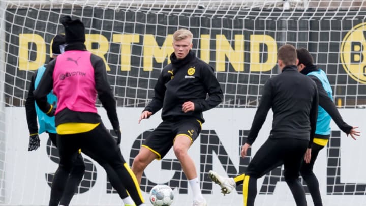 DORTMUND, GERMANY - JANUARY 14: (BILD ZEITUNG OUT) Erling Haaland of Borussia Dortmund battle for the ball during the Borussia Dortmund training session on January 14, 2020 in Dortmund, Germany. (Photo by TF-Images/Getty Images)