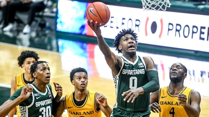 Michigan State’s Aaron Henry, center, scores against Oakland during the first half on Sunday, Dec. 13, 2020, at the Breslin Center in East Lansing.201213 Msu Oakland 055a