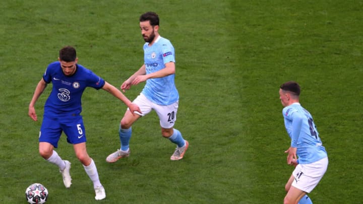 PORTO, PORTUGAL - MAY 29: Jorginho of Chelsea FC controls the ball under pressure of Bernardo Silva and Phil Foden of Manchester City during the UEFA Champions League Final between Manchester City and Chelsea FC at Estadio do Dragao on May 29, 2021 in Porto, Portugal. (Photo by Alex Livesey - Danehouse/Getty Images)