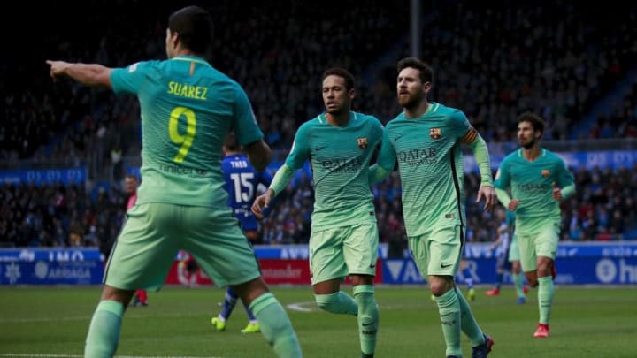 VITORIA-GASTEIZ, SPAIN - FEBRUARY 11: Luis Suarez (L) of FC Barcelona celebrates scoring their opening goal with teammates Neymar JR. (2ndL) and Lionel Messi (R) during the La Liga match between Deportivo Alaves and FC Barcelona at Estadio de Mendizorroza on February 11, 2017 in Vitoria-Gasteiz, Spain. (Photo by Gonzalo Arroyo Moreno/Getty Images)