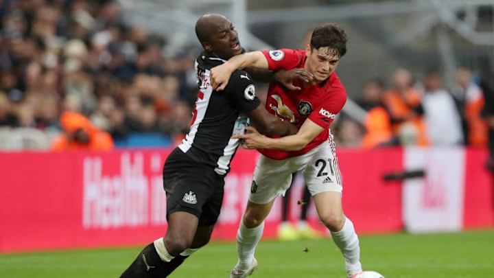 NEWCASTLE UPON TYNE, ENGLAND - OCTOBER 06: Jetro Willems of Newcastle United battles for possession with Daniel James of Manchester United during the Premier League match between Newcastle United and Manchester United at St. James Park on October 06, 2019 in Newcastle upon Tyne, United Kingdom. (Photo by Ian MacNicol/Getty Images)