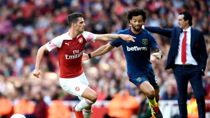 LONDON, ENGLAND - AUGUST 25: Granit Xhaka of Arsenal and Felipe Anderson of West Ham United battle for the ball during the Premier League match between Arsenal FC and West Ham United at Emirates Stadium on August 25, 2018 in London, United Kingdom. (Photo by Clive Mason/Getty Images)