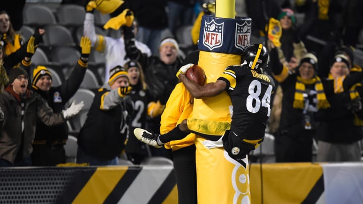 PITTSBURGH, PA – DECEMBER 6: Antonio Brown #84 of the Pittsburgh Steelers celebrates a fourth quarter touchdown by jumping on the goal post during the game against the Indianapolis Colts at Heinz Field on December 6, 2015 in Pittsburgh, Pennsylvania. (Photo by Joe Sargent/Getty Images)