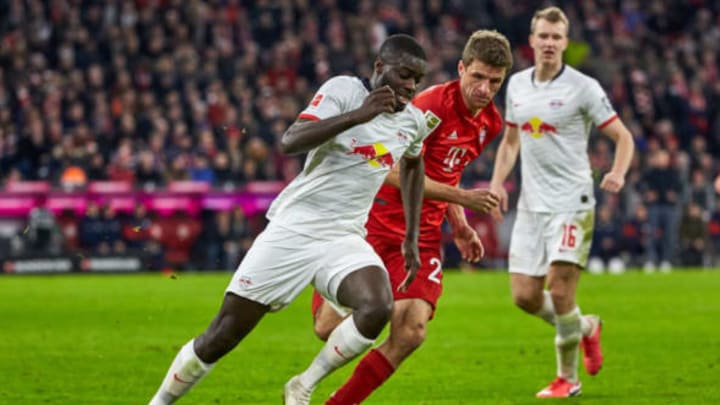 MUNICH, GERMANY – FEBRUARY 09: (BILD ZEITUNG OUT) Dayot Upamecano of RB Leipzig and Thomas Mueller of FC Bayern Muenchen battle for the ball during the Bundesliga match between FC Bayern Muenchen and RB Leipzig at Allianz Arena on February 9, 2020 in Munich, Germany. (Photo by TF-Images/Getty Images)