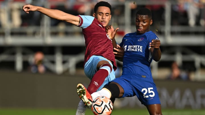 Burnley's English midfielder #21 Aaron Ramsey (L) vies with Chelsea's Ecuadorian midfielder #25 Moises Caicedo during the English Premier League football match between Burnley and Chelsea at Turf Moor in Burnley, north-west England on October 7, 2023. (Photo by Oli SCARFF / AFP) / RESTRICTED TO EDITORIAL USE. No use with unauthorized audio, video, data, fixture lists, club/league logos or 'live' services. Online in-match use limited to 120 images. An additional 40 images may be used in extra time. No video emulation. Social media in-match use limited to 120 images. An additional 40 images may be used in extra time. No use in betting publications, games or single club/league/player publications. / (Photo by OLI SCARFF/AFP via Getty Images)