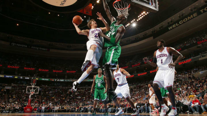 PHILADELPHIA - DECEMBER 5: Kyle Korver #26 of the Philadelphia 76ers shoots against Kevin Garnett #5 of the Boston Celtics on December 5, 2007 at the Wachovia Center in Philadelphia, Pennsylvania. NOTE TO USER: User expressly acknowledges and agrees that, by downloading and/or using this photograph, user is consenting to the terms and conditions of the Getty Images License Agreement. Mandatory Copyright Notice: Copyright 2007 NBAE (Photo by Jesse D. Garrabrant/NBAE via Getty Images)