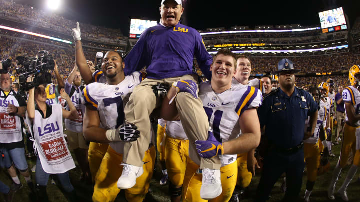 BATON ROUGE, LA – NOVEMBER 28: Head coach Les Miles of the LSU Tigers celebrates after defeating the Texas A&M Aggies 19-7 at Tiger Stadium on November 28, 2015 in Baton Rouge, Louisiana. (Photo by Chris Graythen/Getty Images)