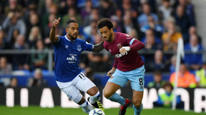 LIVERPOOL, ENGLAND - SEPTEMBER 16: Felipe Anderson of West Ham United is challenged by Theo Walcott of Everton during the Premier League match between Everton FC and West Ham United at Goodison Park on September 16, 2018 in Liverpool, United Kingdom. (Photo by Stu Forster/Getty Images)