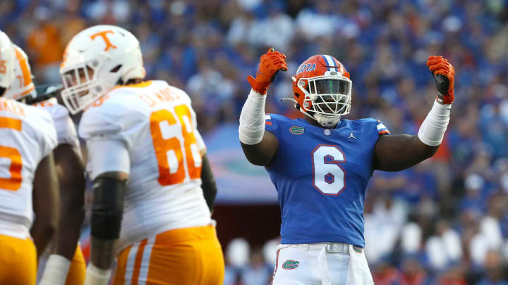 Florida Gators defensive lineman Zachary Carter (6) gets the crowd hyped up during the football game between the Florida Gators and Tennessee Volunteers, at Ben Hill Griffin Stadium in Gainesville, Fla. Sept. 25, 2021.Flgai 092521 Ufvs Tennesseefb 23