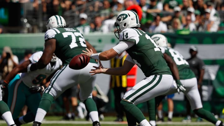 EAST RUTHERFORD, NJ – SEPTEMBER 16: Quarterback Sam Darnold #14 of the New York Jets catches the ball on the line of scrimmage against Miami Dolphins during the first quarter at MetLife Stadium on September 16, 2018 in East Rutherford, New Jersey. (Photo by Michael Owens/Getty Images)