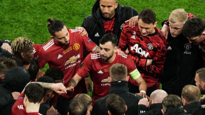 Manchester United's Portuguese midfielder Bruno Fernandes (C) and teammates talk in a break during the UEFA Europa League final football match between Villarreal and Manchester United at the Gdansk Stadium in Gdansk on May 26, 2021. (Photo by ALEKSANDRA SZMIGIEL / POOL / AFP) (Photo by ALEKSANDRA SZMIGIEL/POOL/AFP via Getty Images)
