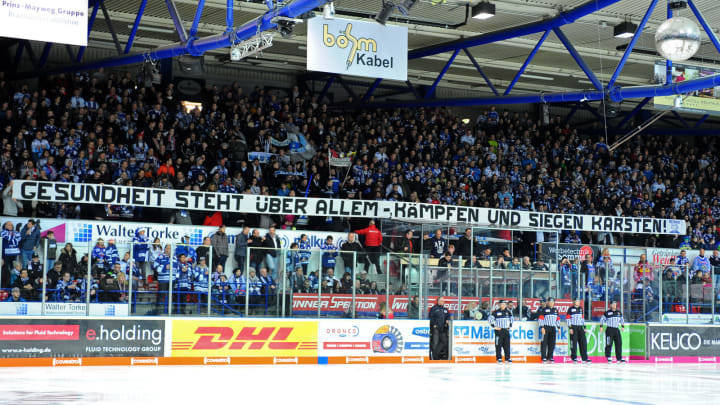 ISERLOHN, GERMANY – JANUARY 06: Supporters of Iserlohn Roosters expressing their solidarity for manager Karsten Mende of Iserlohn Roosters during the DEL match between Iserlohn Roosters and Adler Mannheim at Eissporthalle Iserlohn on January 06, 2019, in Iserlohn, Germany. (Photo by TF-Images/Getty Images)