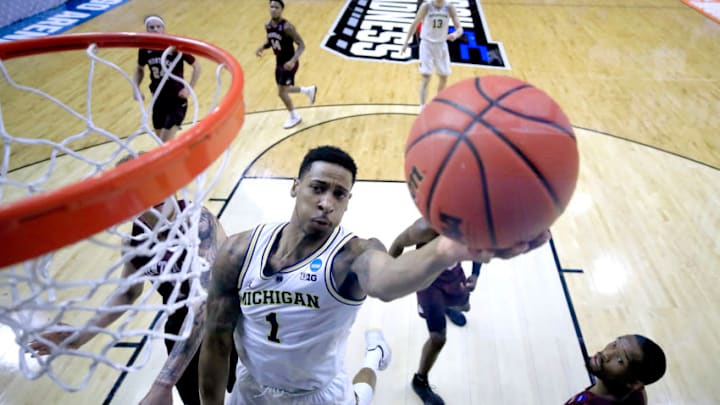 DES MOINES, IOWA - MARCH 21: Charles Matthews #1 of the Michigan Wolverines attempts a lay up against the Montana Grizzlies in the first half during the first round of the 2019 NCAA Men's Basketball Tournament at Wells Fargo Arena on March 21, 2019 in Des Moines, Iowa. (Photo by Andy Lyons/Getty Images)