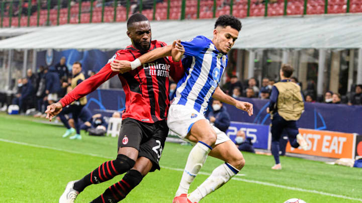 MILAN, ITALY - NOVEMBER 03: Fikayo Tomori of AC Milan (L) fights for the ball with Luis Díaz of FC Porto (R) during the UEFA Champions League group B match between AC Milan and FC Porto at Giuseppe Meazza Stadium on November 3, 2021 in Milan, Italy. (Photo by Marcio Machado/Eurasia Sport Images/Getty Images)